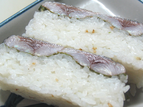 コシヒカリを、秋刀魚の押し寿司にしました