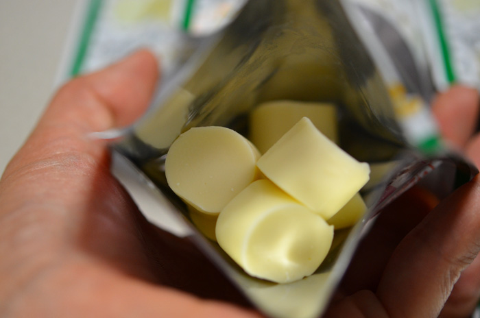 袋の中には、一口サイズのチーズ